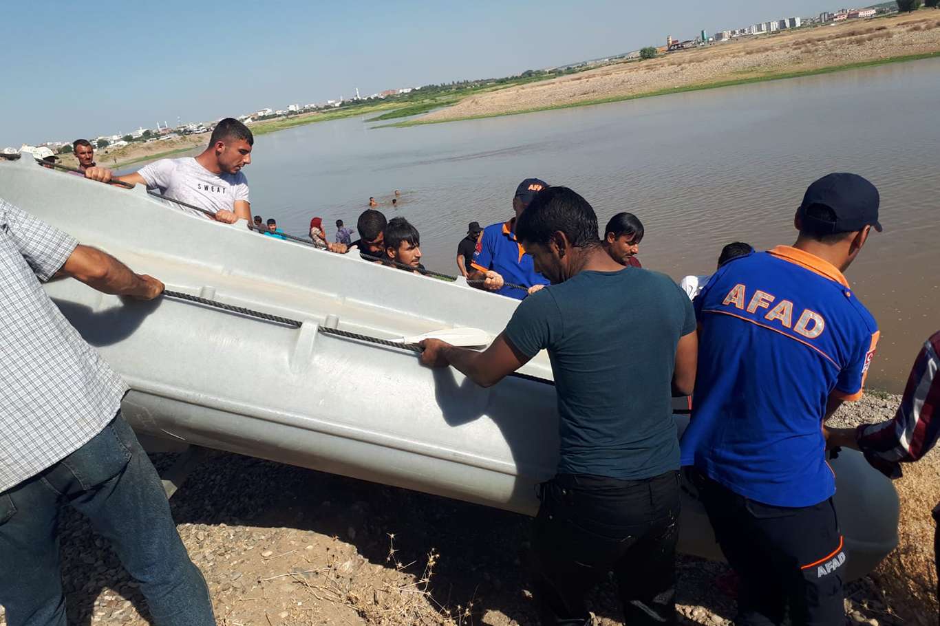 Dicle Nehrine giren 2 çocuk boğuldu